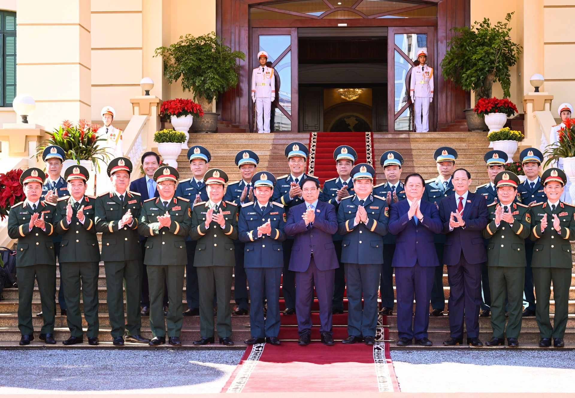El premier Pham Minh Chinh posa junto con dirigentes del Ministerio de Defensa y de la Fuerza de Defensa Aérea-Antiaérea. El premier Pham Minh Chinh posa junto con dirigentes del Ministerio de Defensa y de la Fuerza de Defensa Aérea-Antiaérea.