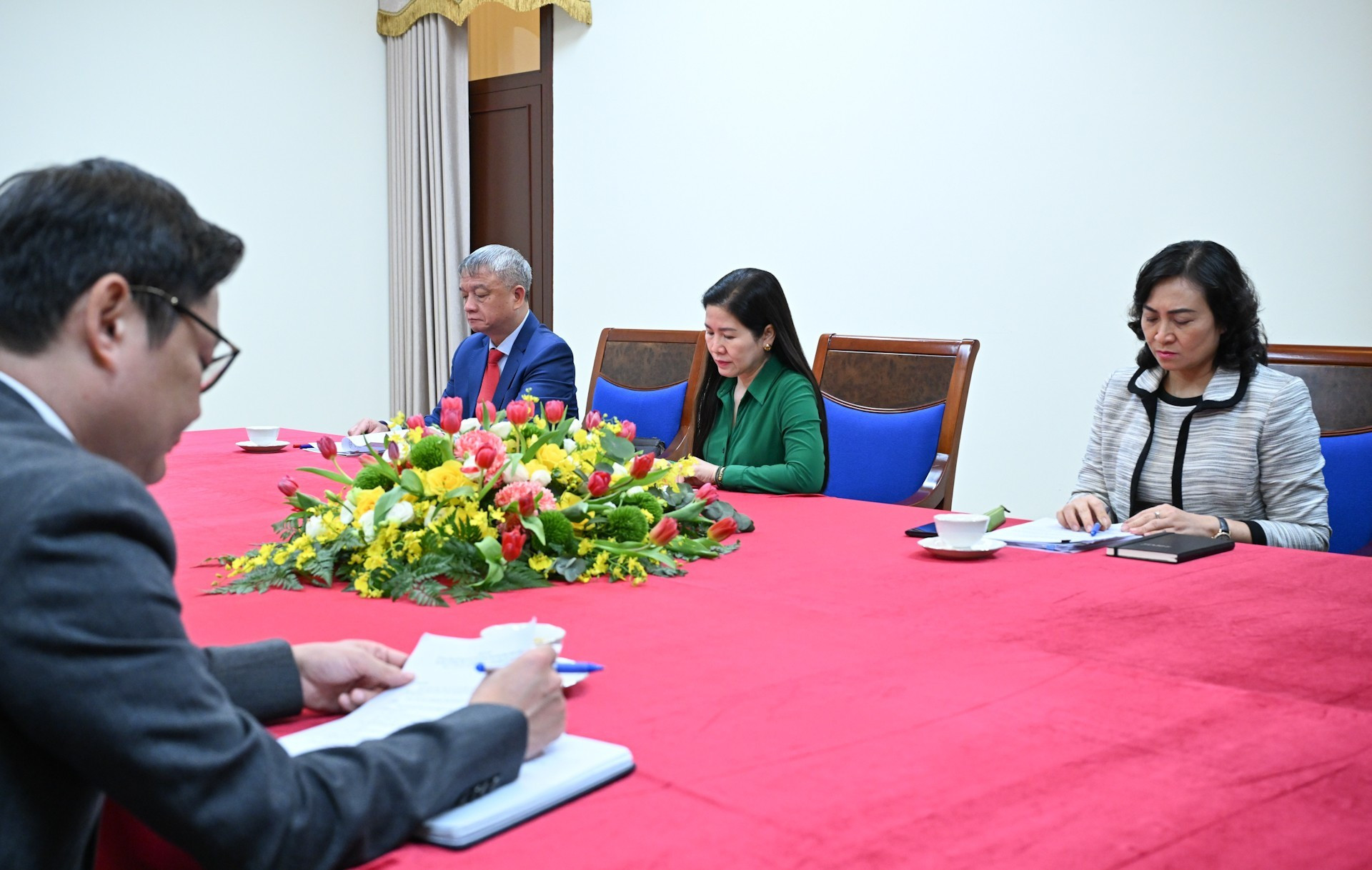 Representantes de ministerios y ramas del Gobierno vietnamita en la actividad.