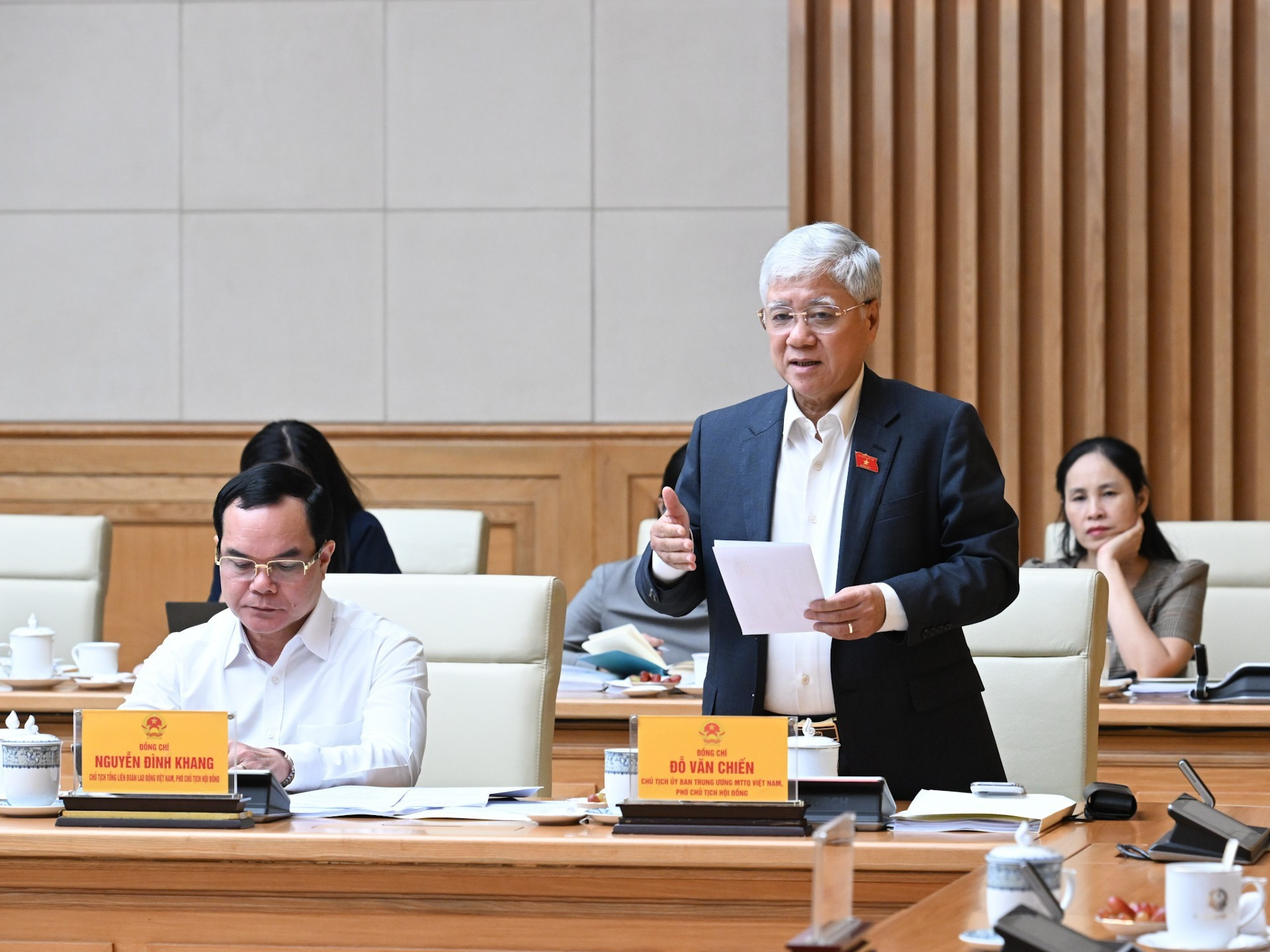 Do Van Chien, miembro del Buró Político y del Secretariado del Comité Central del Partido Comunista de Vietnam, presidente del Comité Central del Frente de la Patria de Vietnam y vicepresidente del Consejo Central de Emulación y Recompensa, tiene la palabra.