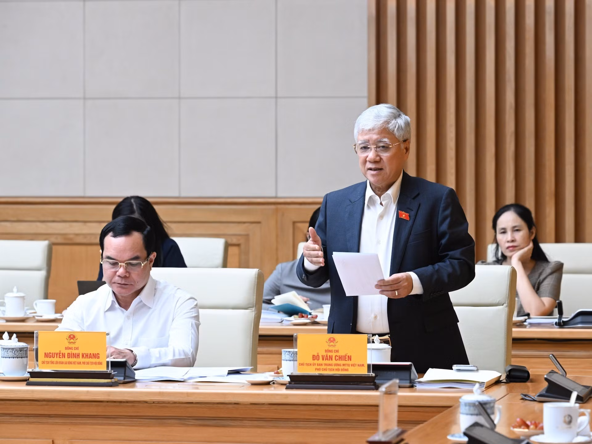 Do Van Chien, miembro del Buró Político y del Secretariado del Comité Central del Partido Comunista de Vietnam, presidente del Comité Central del Frente de la Patria de Vietnam y vicepresidente del Consejo Central de Emulación y Recompensa, tiene la palabra.