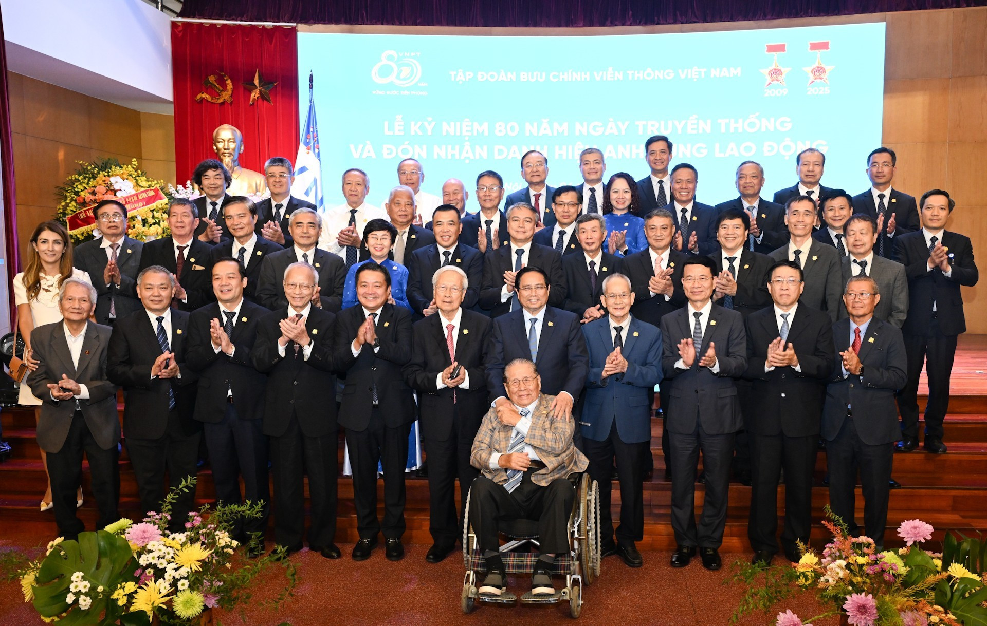 El premier Pham Minh Chinh y los delegados. El premier Pham Minh Chinh y los delegados.