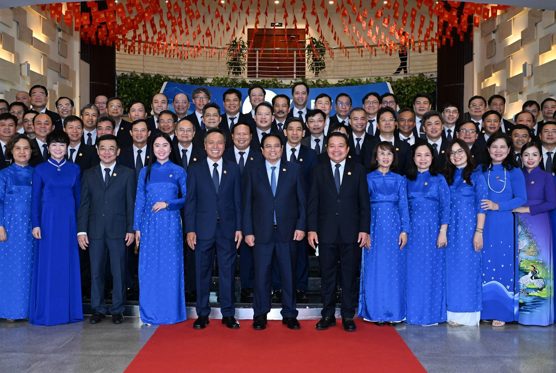 El jefe de Gobierno posa junto a ejecutivos y empleados de VNPT. El jefe de Gobierno posa junto a ejecutivos y empleados de VNPT.