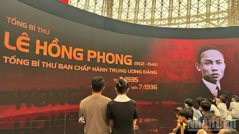 La zona de proyección tridimensional sobre el Presidente Ho Chi Minh y los jefes del Partido Comunista de Vietnam en diferentes etapas. La zona de proyección tridimensional sobre el Presidente Ho Chi Minh y los jefes del Partido Comunista de Vietnam en diferentes etapas.