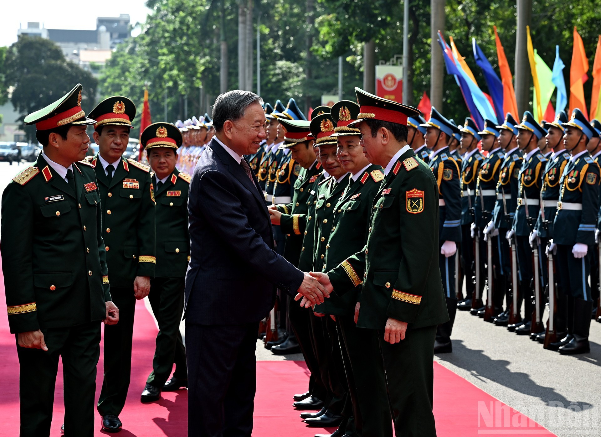 Reciben al líder partidista dirigentes del Ministerio de Defensa y del Estado Mayor General del Ejército Popular de Vietnam. Reciben al líder partidista dirigentes del Ministerio de Defensa y del Estado Mayor General del Ejército Popular de Vietnam.