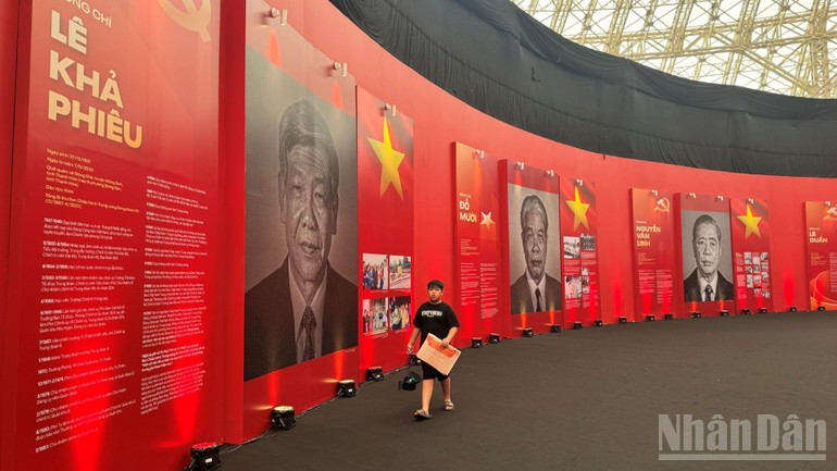 Un niño recorre la zona dedicada a las biografías de los secretarios generales del Partido. En su mano lleva un ejemplar del suplemento exclusivo del periódico Nhan Dan (Pueblo) con motivo del 80.º aniversario de la Revolución de Agosto y del Día Nacional. Un niño recorre la zona dedicada a las biografías de los secretarios generales del Partido. En su mano lleva un ejemplar del suplemento exclusivo del periódico Nhan Dan (Pueblo) con motivo del 80.º aniversario de la Revolución de Agosto y del Día Nacional.