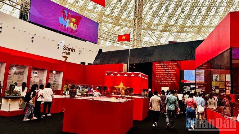 Recreación en miniatura de la plaza y la tribuna donde hace 80 años, el Tío Ho leyó la histórica Declaración de Independencia, proclamando el nacimiento de la República Democrática de Vietnam (actual República Socialista de Vietnam). Recreación en miniatura de la plaza y la tribuna donde hace 80 años, el Tío Ho leyó la histórica Declaración de Independencia, proclamando el nacimiento de la República Democrática de Vietnam (actual República Socialista de Vietnam).
