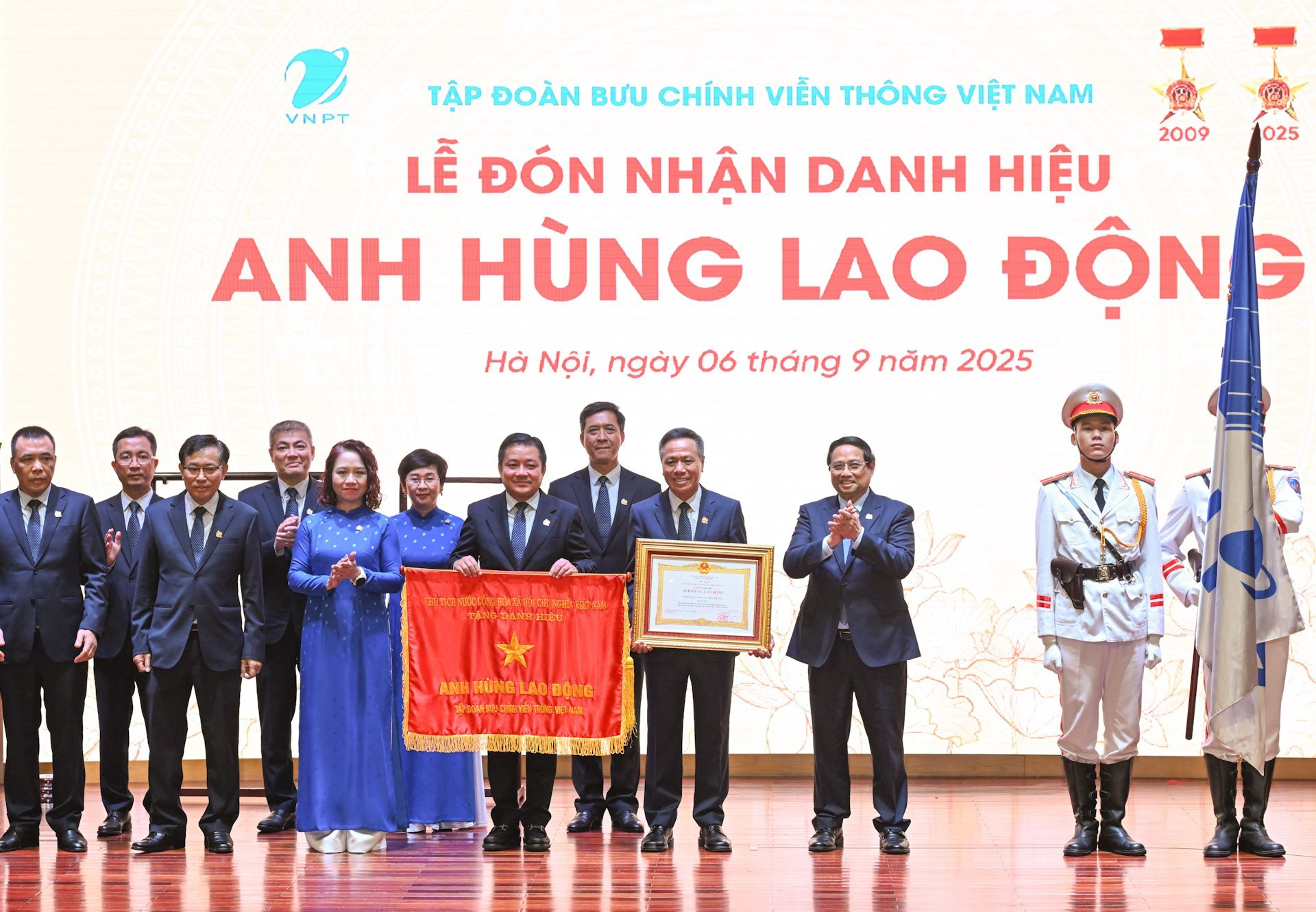 El primer ministro de Vietnam, Pham Minh Chinh, entrega el título “Héroe del Trabajo” al grupo VNPT.