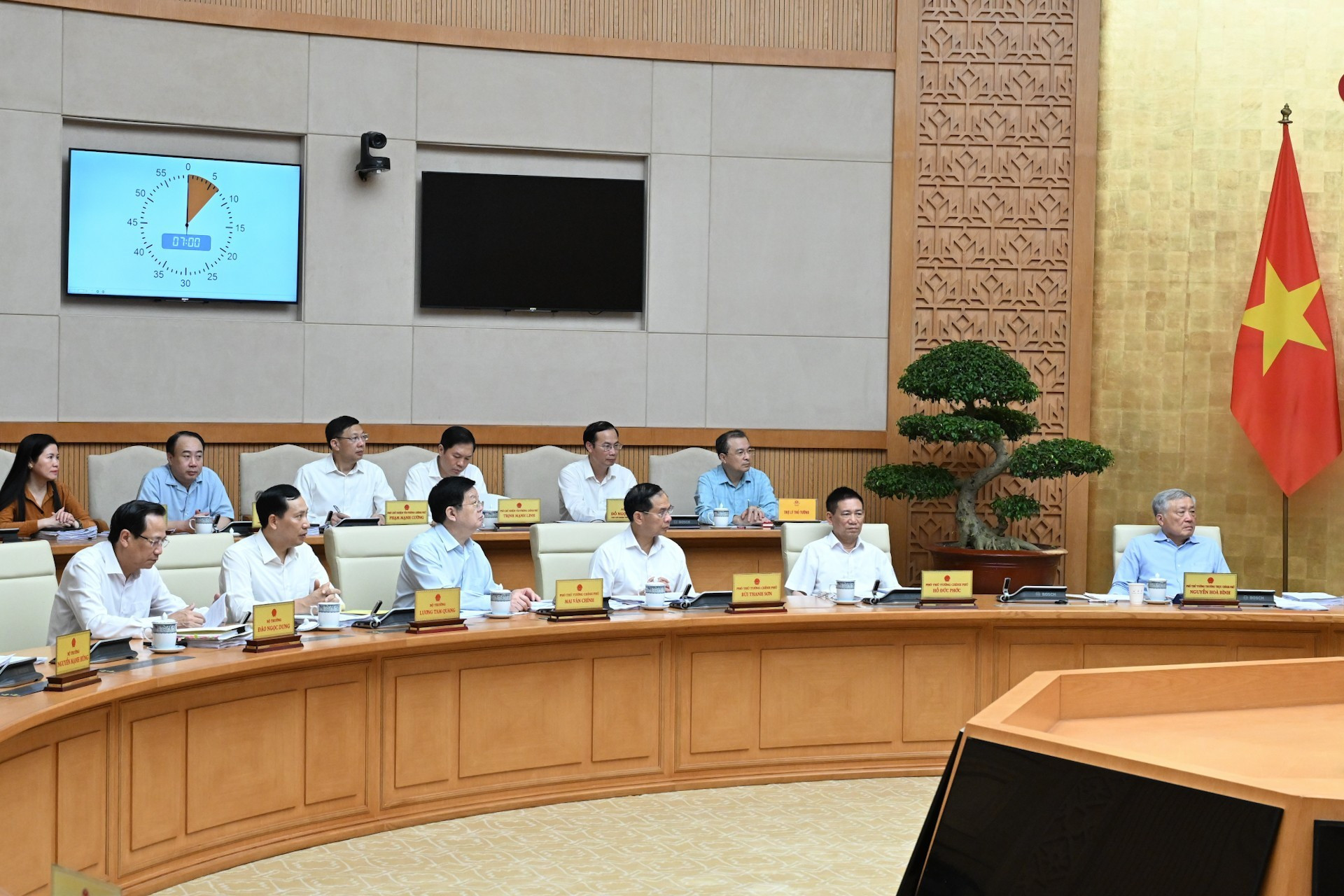Miembros del Gobierno vietnamita en la sesión. Miembros del Gobierno vietnamita en la sesión.
