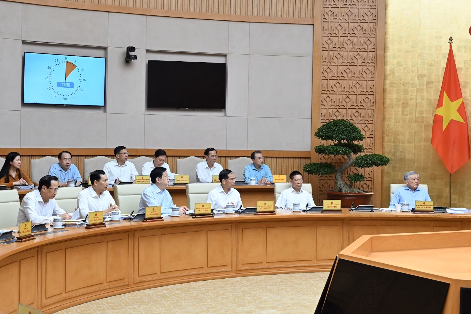 Miembros del Gobierno vietnamita en la sesión.