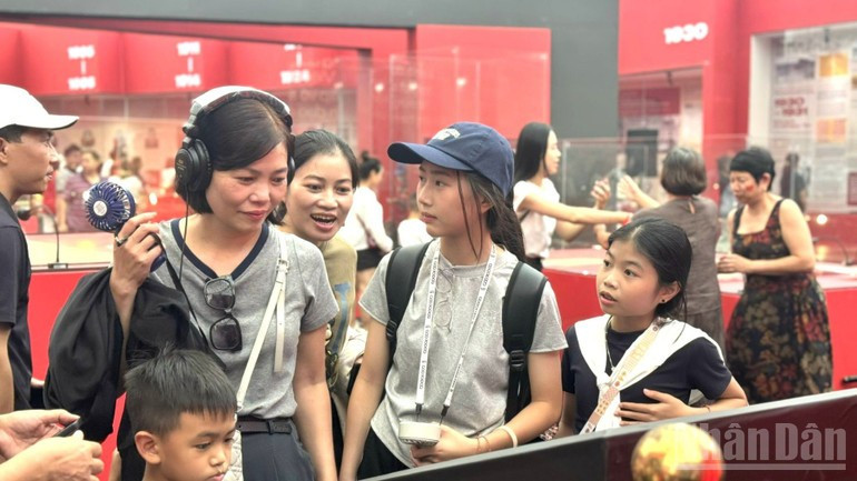 Visitantes fascinadas al escuchar la Declaración de Independencia en la voz del Presidente Ho Chi Minh. Visitantes fascinadas al escuchar la Declaración de Independencia en la voz del Presidente Ho Chi Minh.