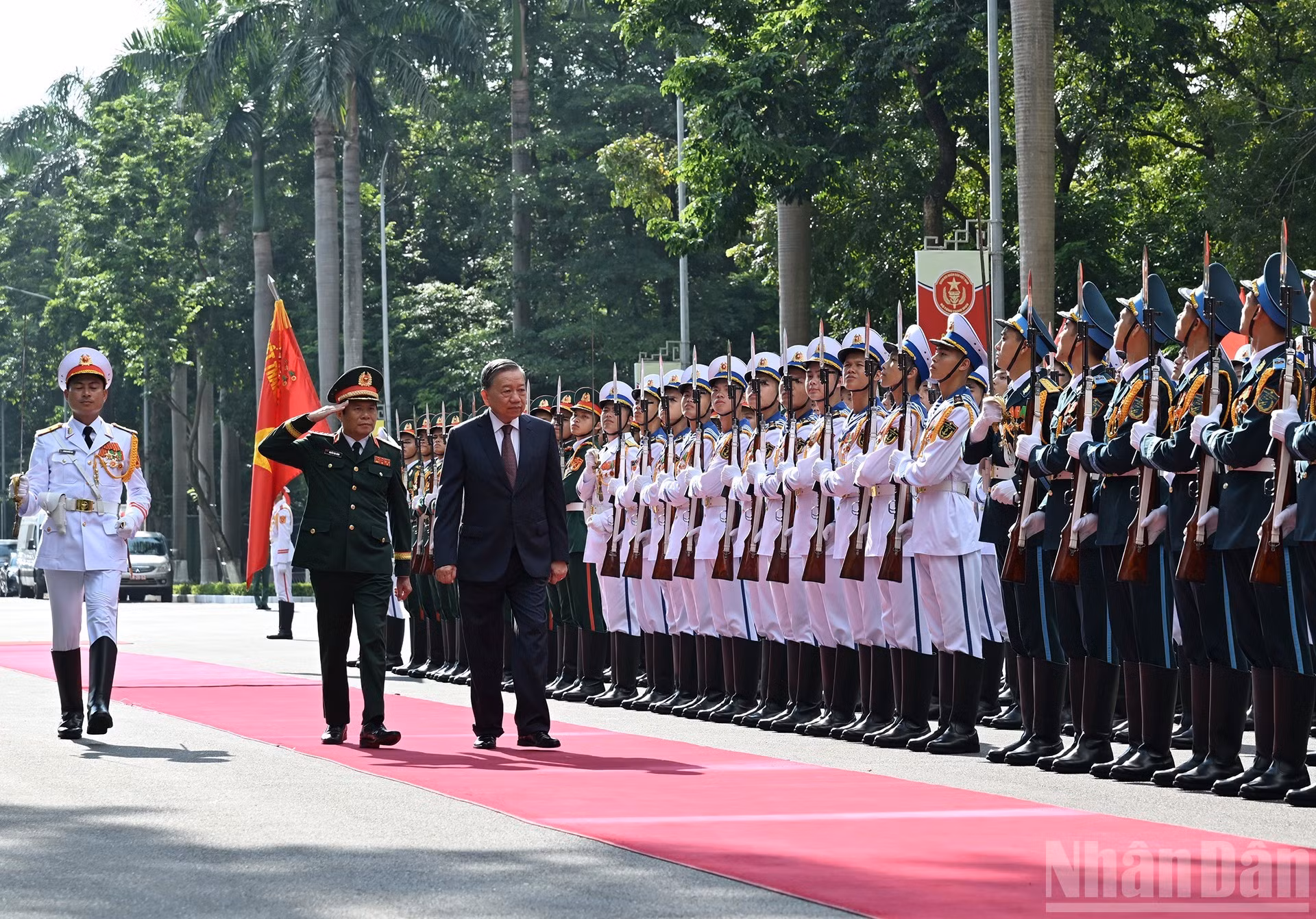 El secretario general del PCV, To Lam, pasa revista a la guardia de honor en el evento.