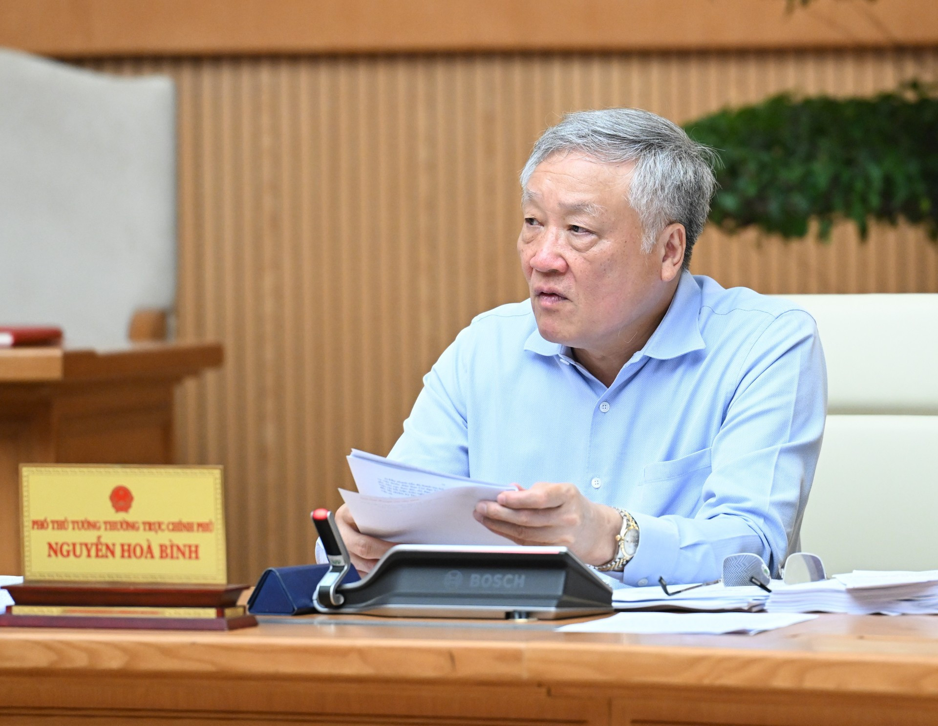 El vice primer ministro permanente, Nguyen Hoa Binh, tiene la palabra. El vice primer ministro permanente, Nguyen Hoa Binh, tiene la palabra.