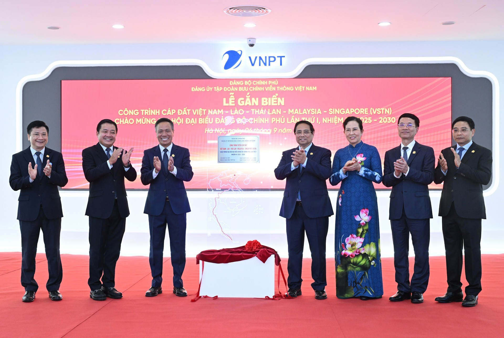 El jefe de Gobierno y delegados realizan el acto de colocación de placa nominal para un proyecto de cable terrestre Vietnam-Laos-Tailandia-Malasia-Singapur del Grupo VNPT. El jefe de Gobierno y delegados realizan el acto de colocación de placa nominal para un proyecto de cable terrestre Vietnam-Laos-Tailandia-Malasia-Singapur del Grupo VNPT.