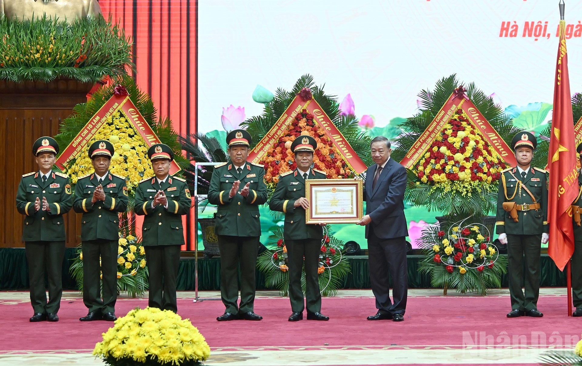 El secretario general del Partido Comunista de Vietnam, To Lam, entrega el título “Héroe de las Fuerzas Armadas Populares” al Estado Mayor General del Ejército Popular de Vietnam.