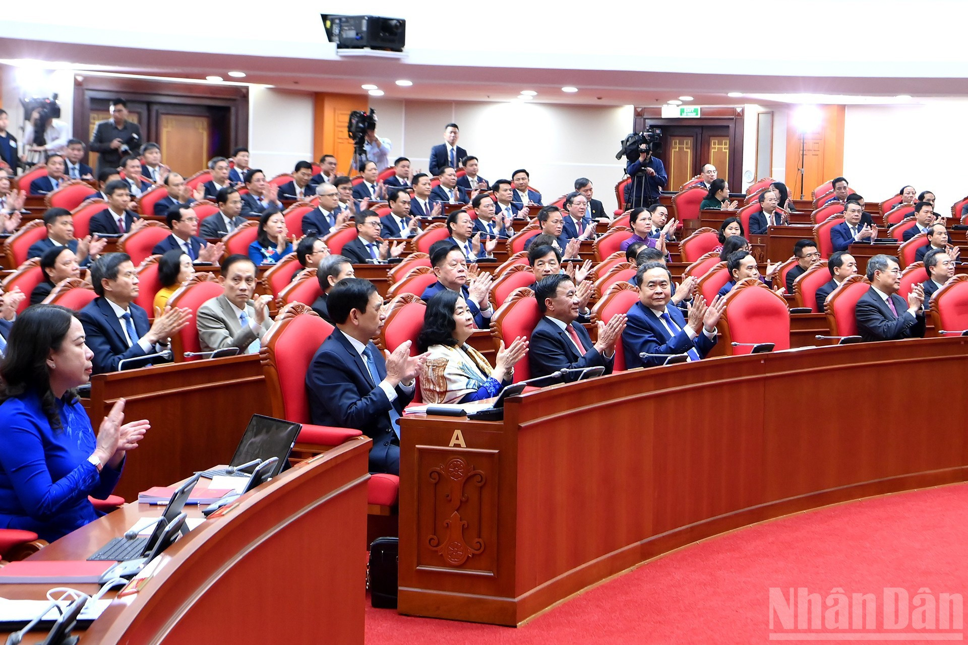 Dirigentes del Partido y del Estado, junto con demás delegados a la ceremonia.