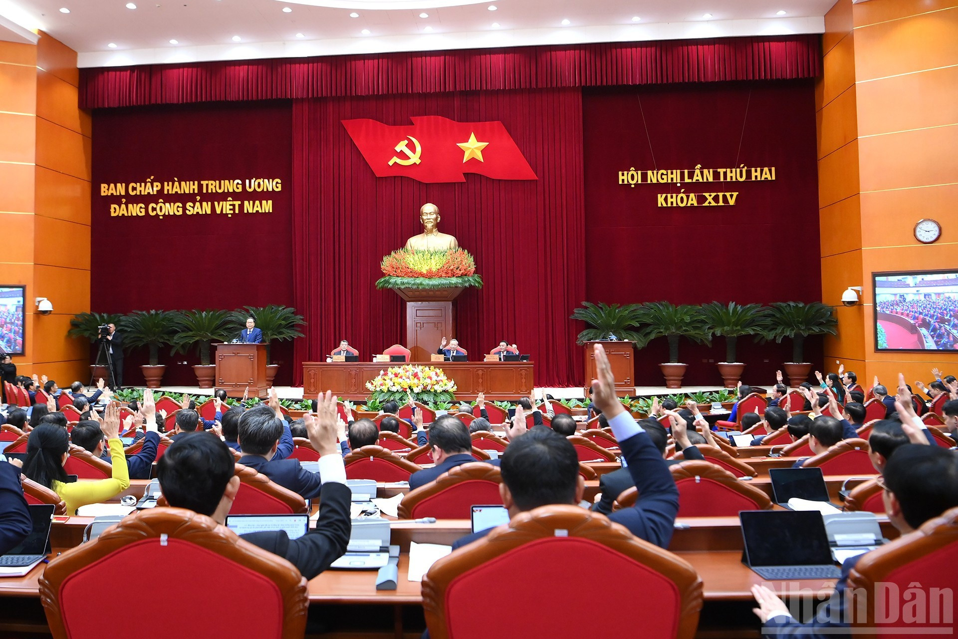 El borrador de la resolución del pleno es aprobado por los delegados mediante una votación.