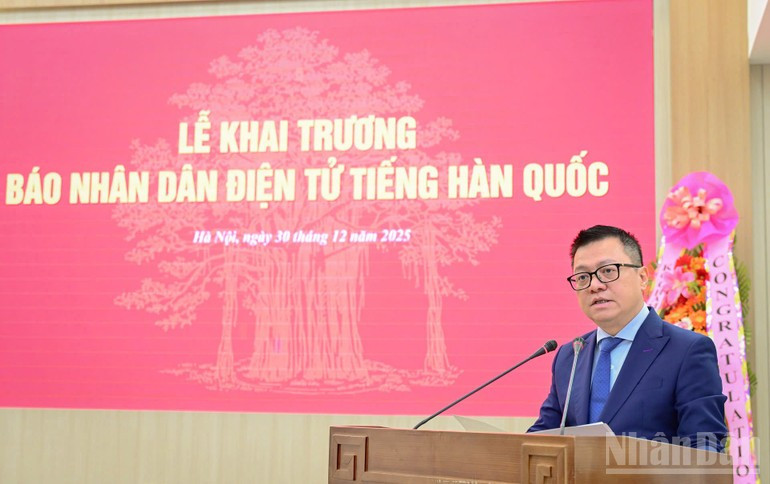 Le Quoc Minh, miembro del Comité Central del Partido, presidente-editor de Nhan Dan, subjefe de la Comisión de Propaganda y Movilización de Masas del Comité Central del Partido y titular de la Asociación de Periodistas del país, en su intervención.