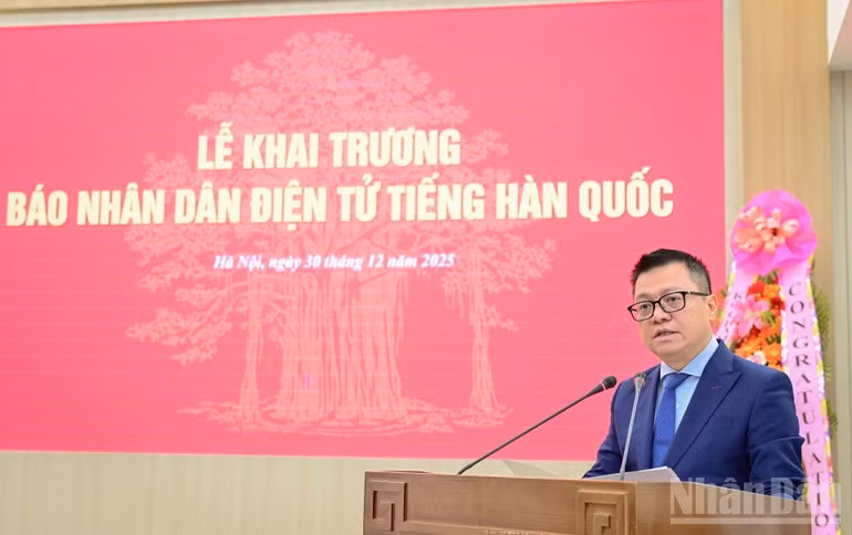 Le Quoc Minh, miembro del Comité Central del Partido, presidente-editor de Nhan Dan, subjefe de la Comisión de Propaganda y Movilización de Masas del Comité Central del Partido y titular de la Asociación de Periodistas del país, en su intervención.