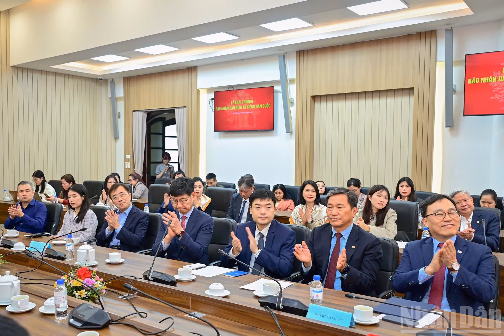 Delegados a la ceremonia de lanzamiento.