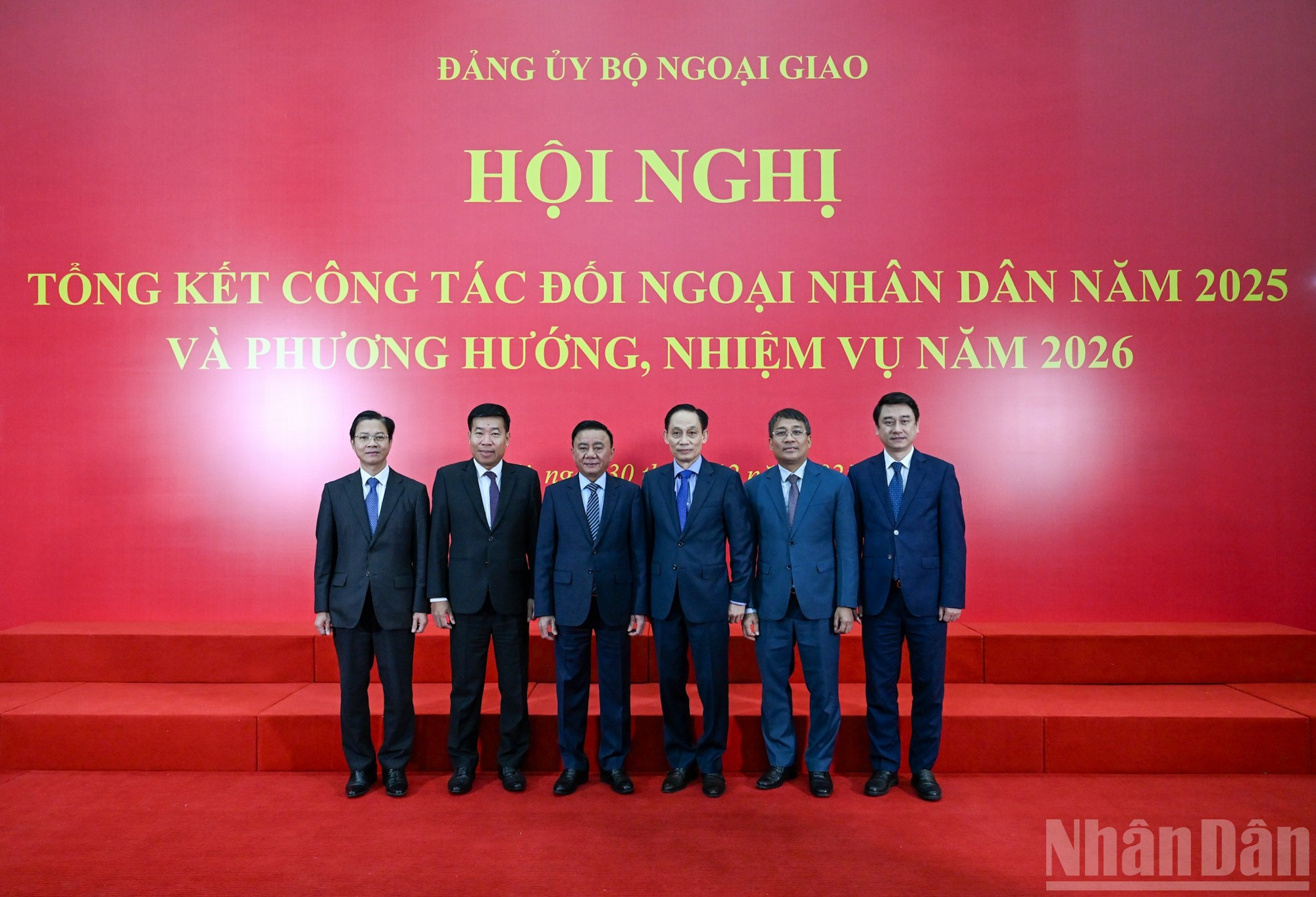 El miembro del Buró Político y permanente del Secretariado del Comité Central del Partido Comunista de Vietnam, Tran Cam Tu, y dirigentes del Ministerio de Relaciones Exteriores.