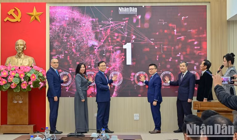 Los delegados lanzan de manera simbólica la publicación digital.