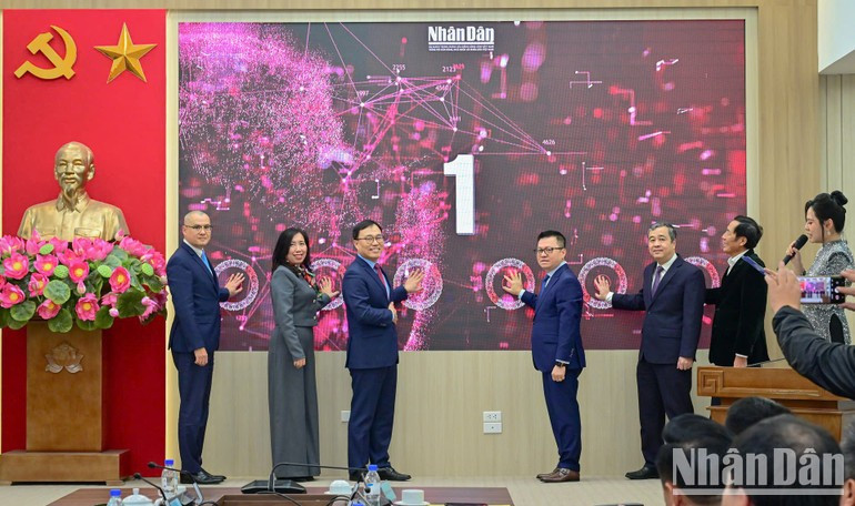 Los delegados lanzan de manera simbólica la publicación digital.