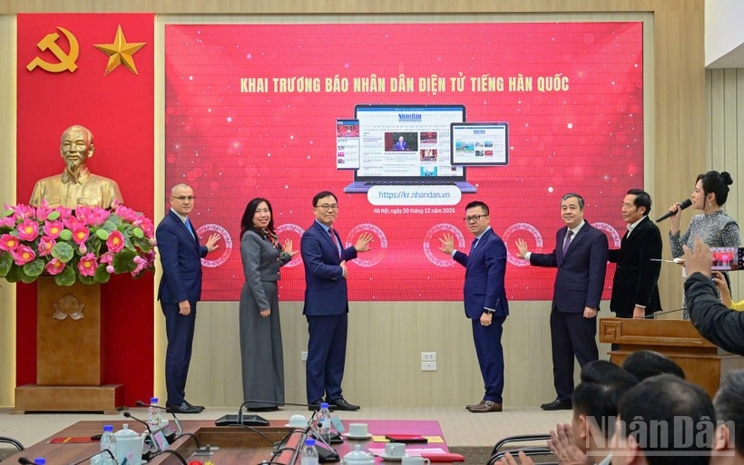 Los delegados lanzan de manera simbólica la publicación digital.