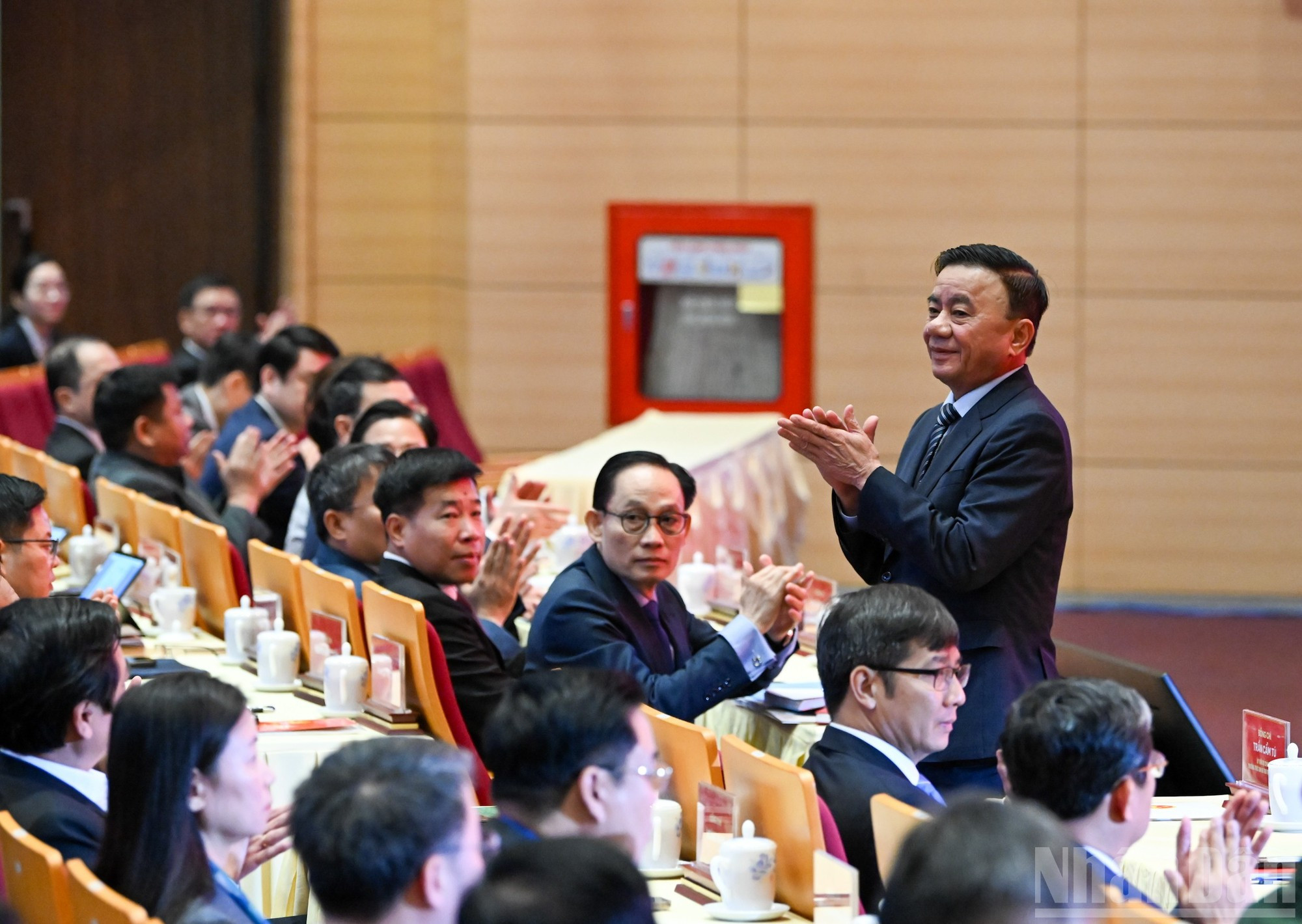 El miembro del Buró Político y permanente del Secretariado del Comité Central del Partido Comunista de Vietnam, Tran Cam Tu, asiste a la cita.