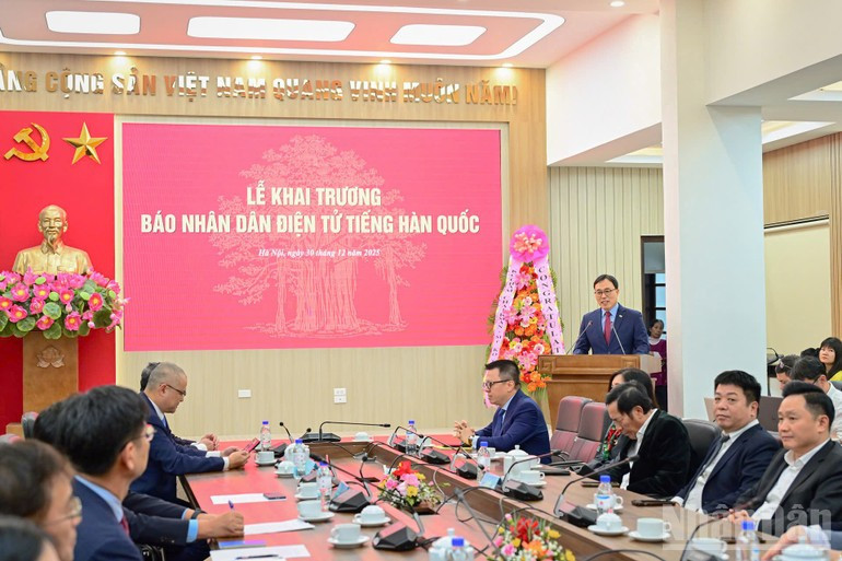 El embajador de Corea del Sur en Vietnam, Choi Young Sam, habla en la ceremonia.