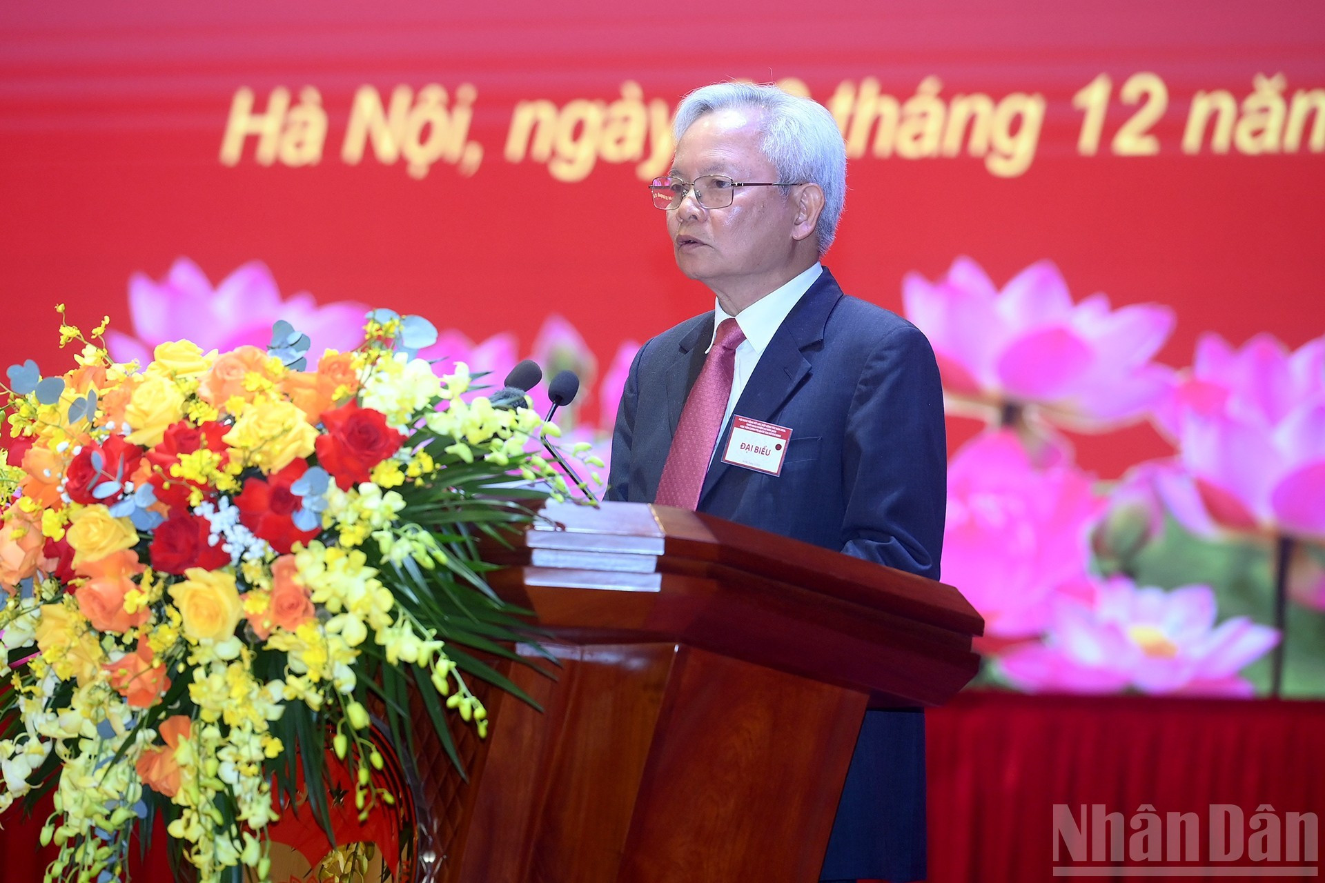 El profesor y doctor Ta Ngoc Tan, vicepresidente permanente del Consejo Teórico Central, presenta una ponencia.