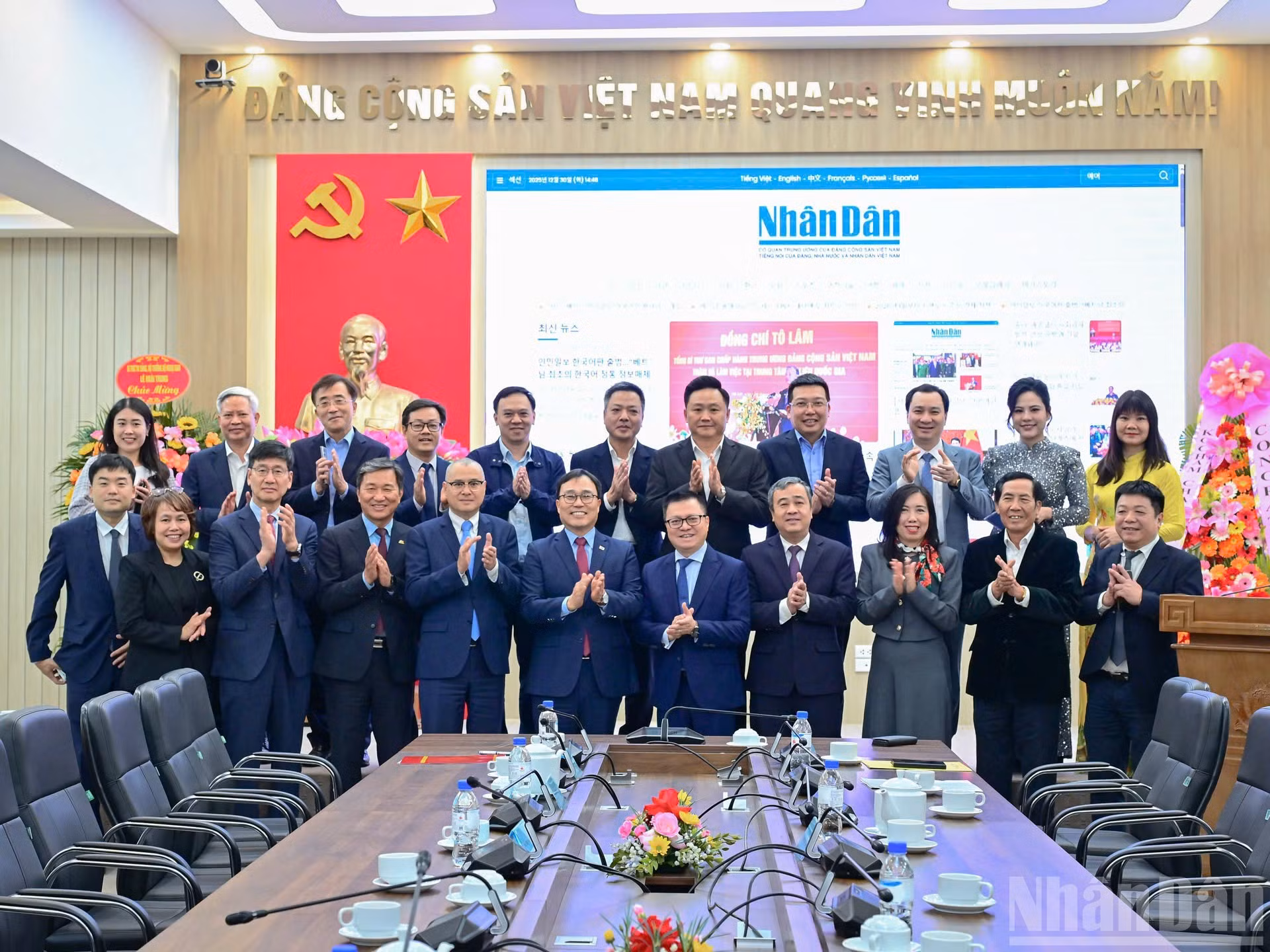 Los delegados posan para fotos.