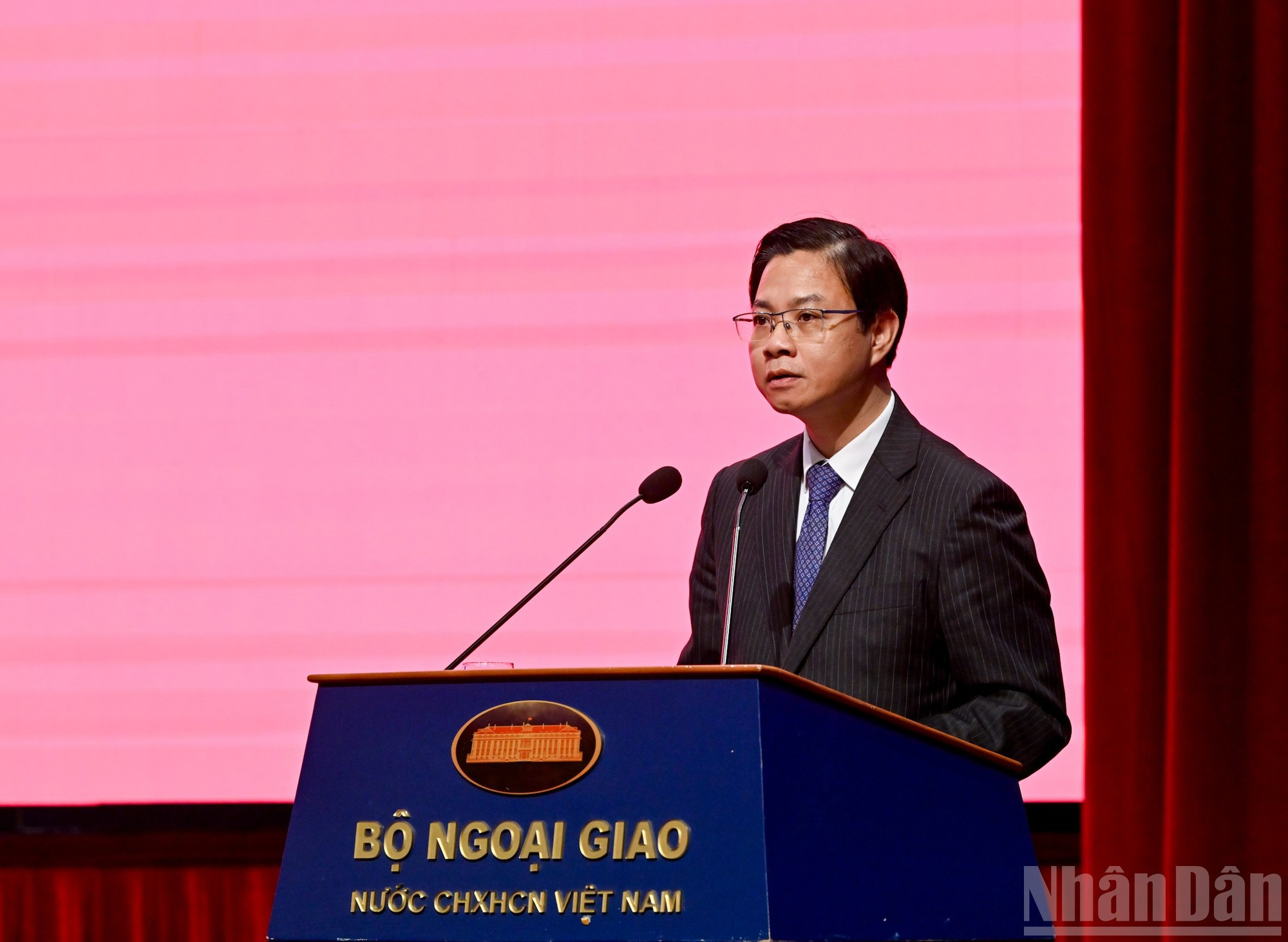 El viceministro de Relaciones Exteriores Ngo Le Van presenta un informe.