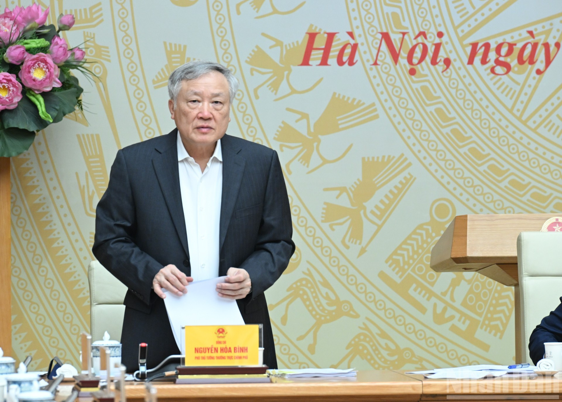 El viceprimer ministro permanente, Nguyen Hoa Binh, aporta opiniones.