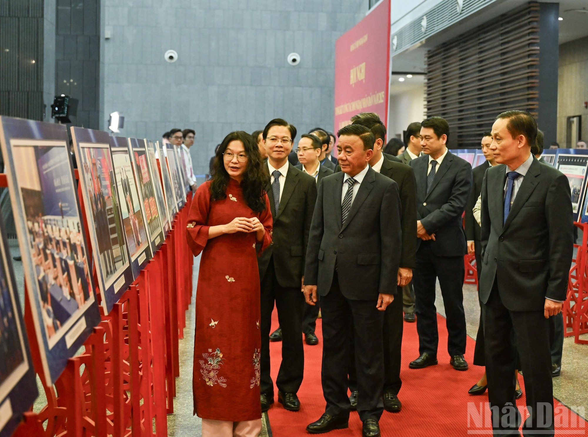 El miembro del Buró Político y permanente del Secretariado del Comité Central del Partido Comunista de Vietnam, Tran Cam Tu, recorre una exposición temática in situ.