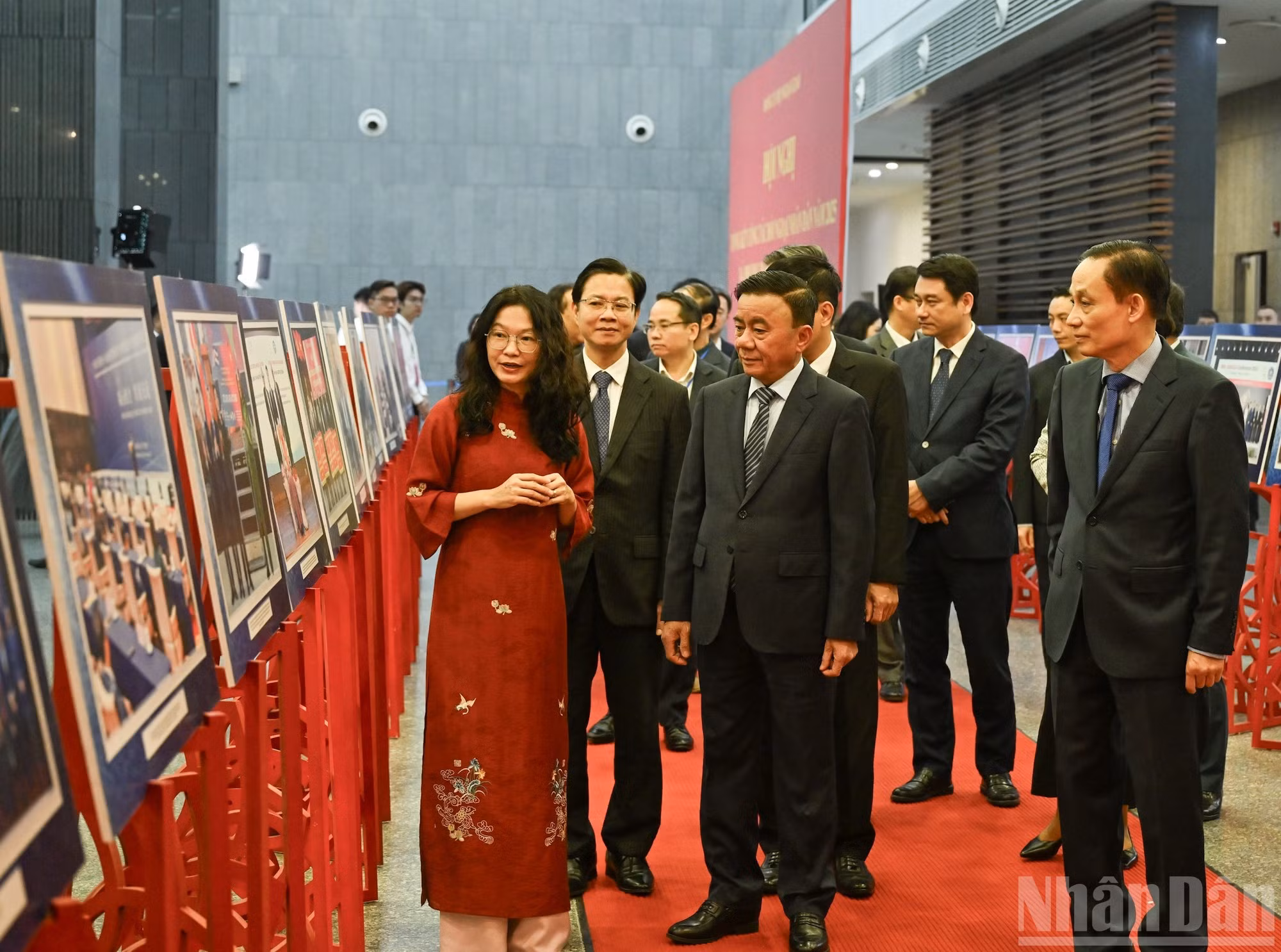 El miembro del Buró Político y permanente del Secretariado del Comité Central del Partido Comunista de Vietnam, Tran Cam Tu, recorre una exposición temática in situ.