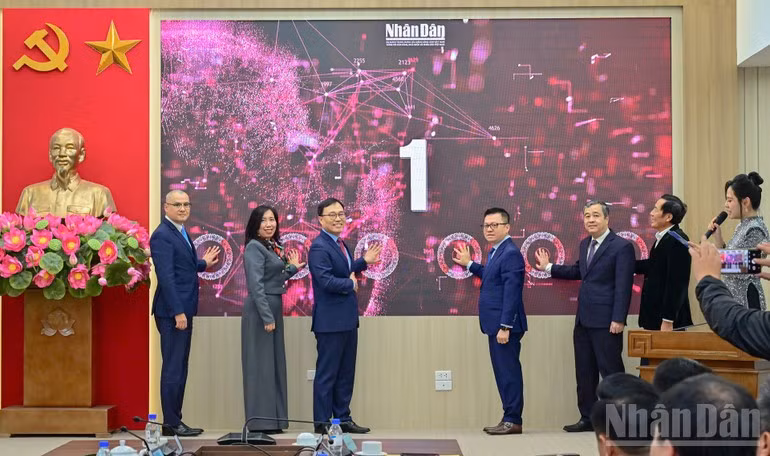 El gesto protocolario de pulsar el botón da inicio al nuevo servicio informativo.