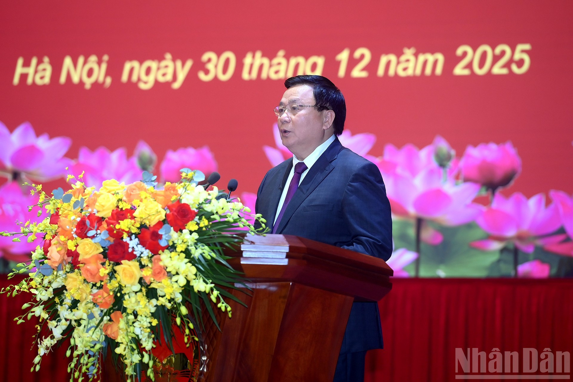 El profesor y doctor Nguyen Xuan Thang, miembro del Buró Político del Comité Central del Partido, director de la Academia Nacional de Política Ho Chi Minh y presidente del Consejo Teórico Central, aporta opiniones.