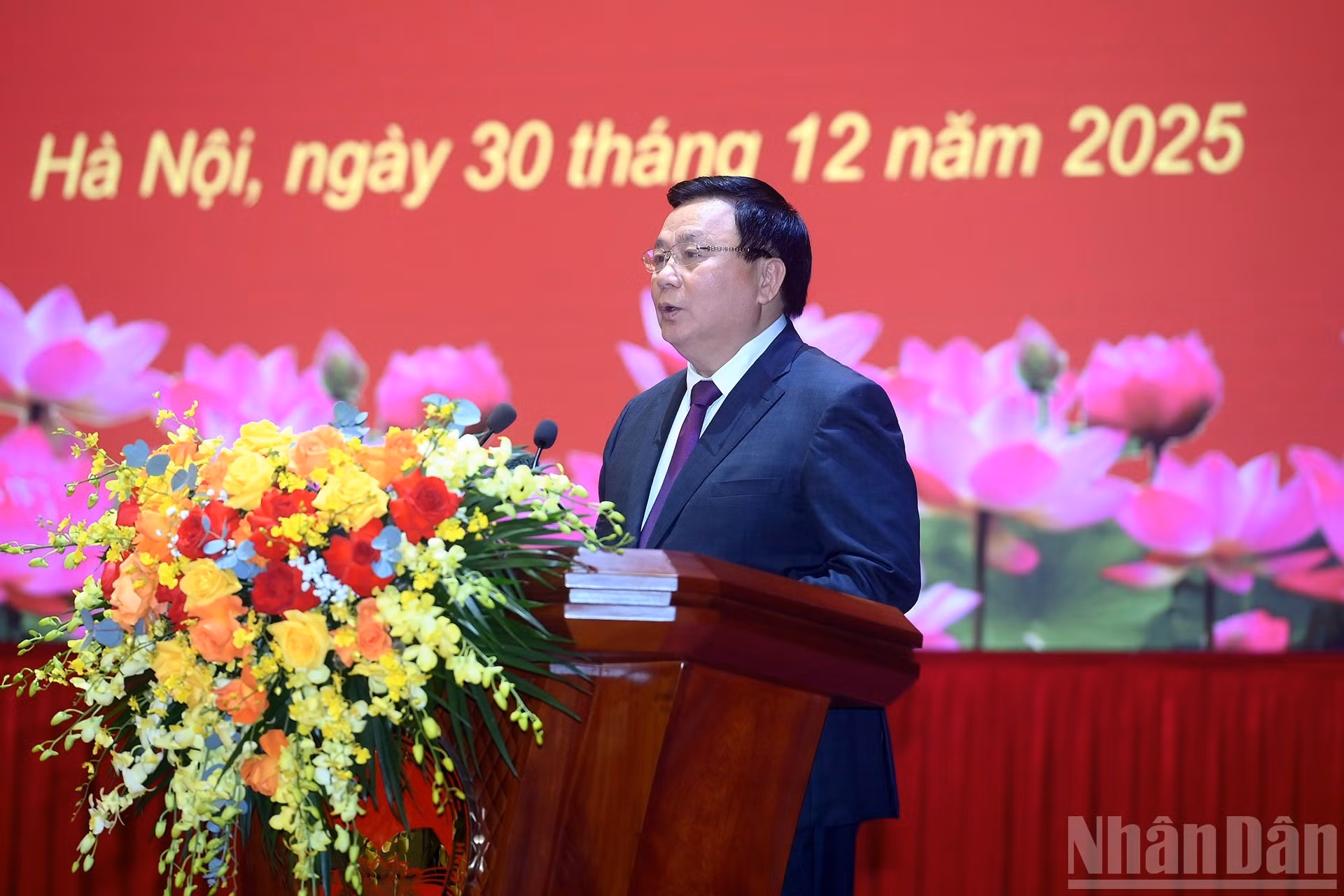 El profesor y doctor Nguyen Xuan Thang, miembro del Buró Político del Comité Central del Partido, director de la Academia Nacional de Política Ho Chi Minh y presidente del Consejo Teórico Central, aporta opiniones.