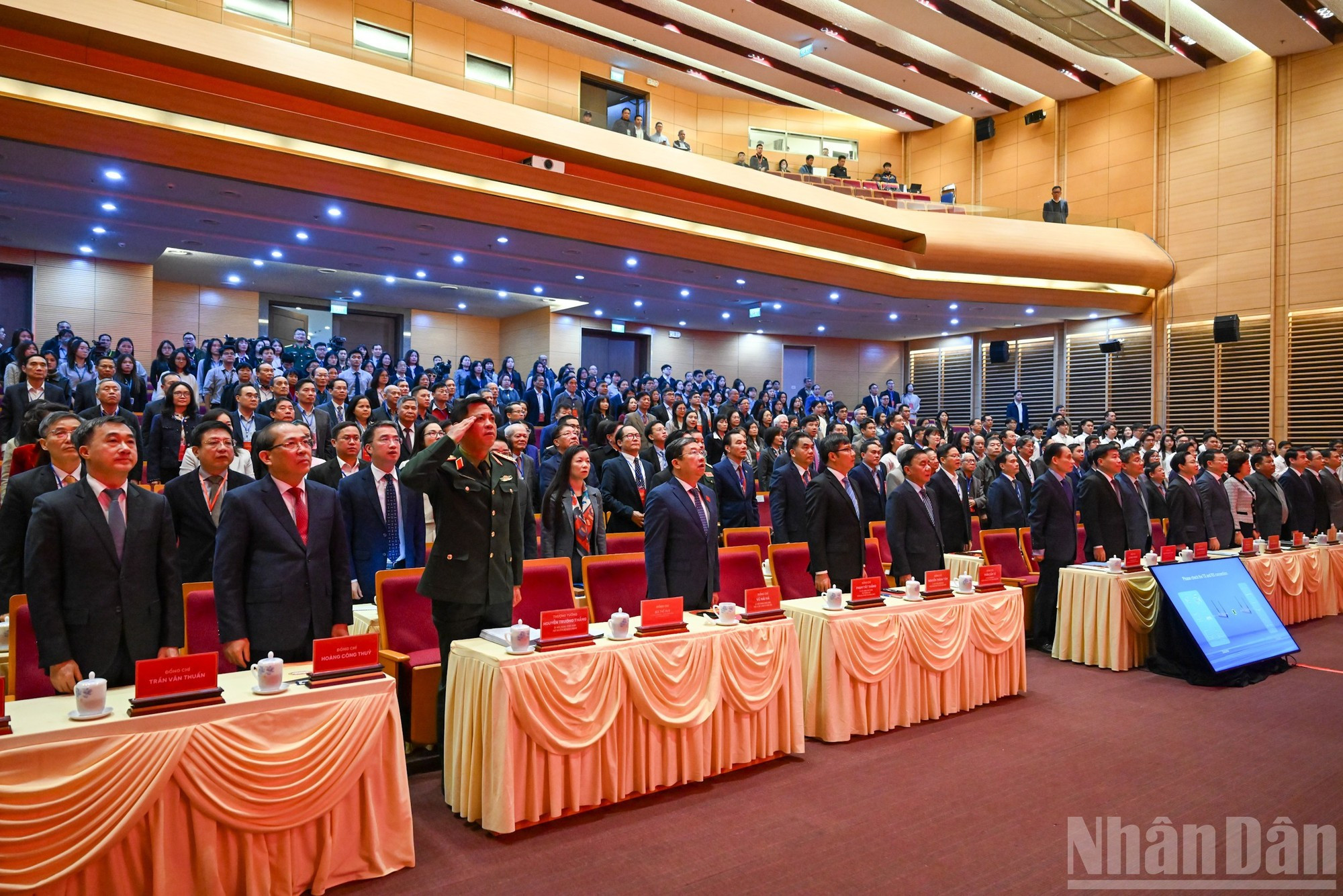 Dirigentes del Partido y del Estado, junto con los delegados, en el acto de saludo a bandera.