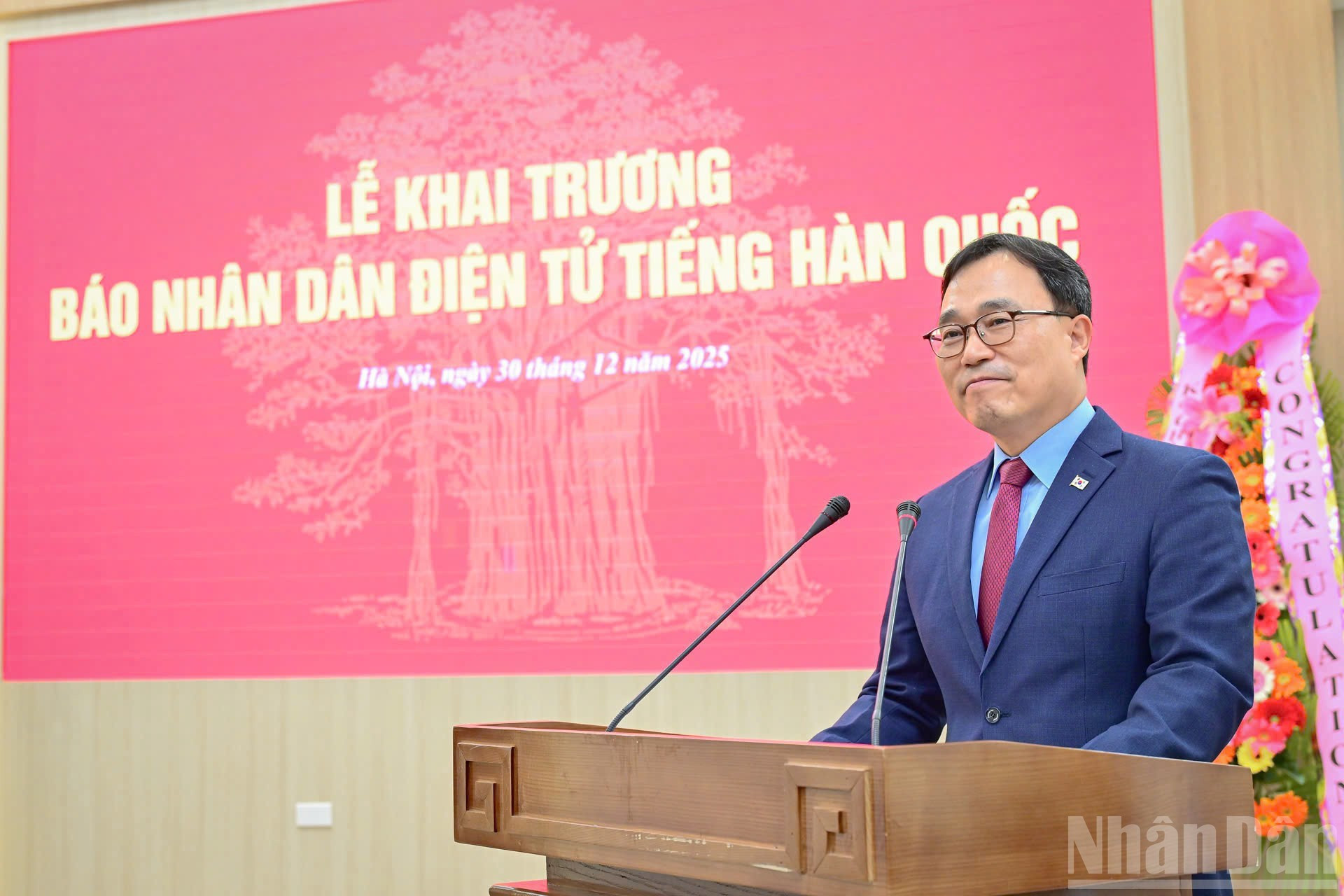 El embajador de Corea del Sur en Vietnam, Choi Young Sam, da palabras.