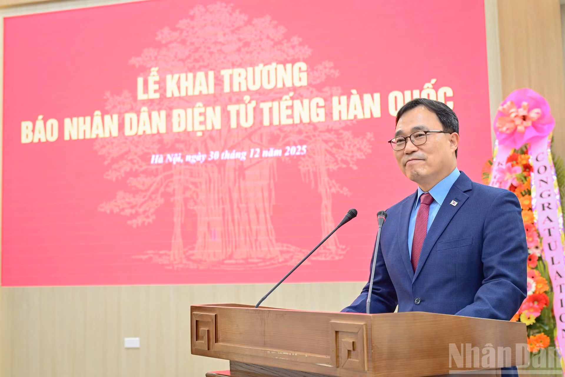 El embajador de Corea del Sur en Vietnam, Choi Young Sam, da palabras.
