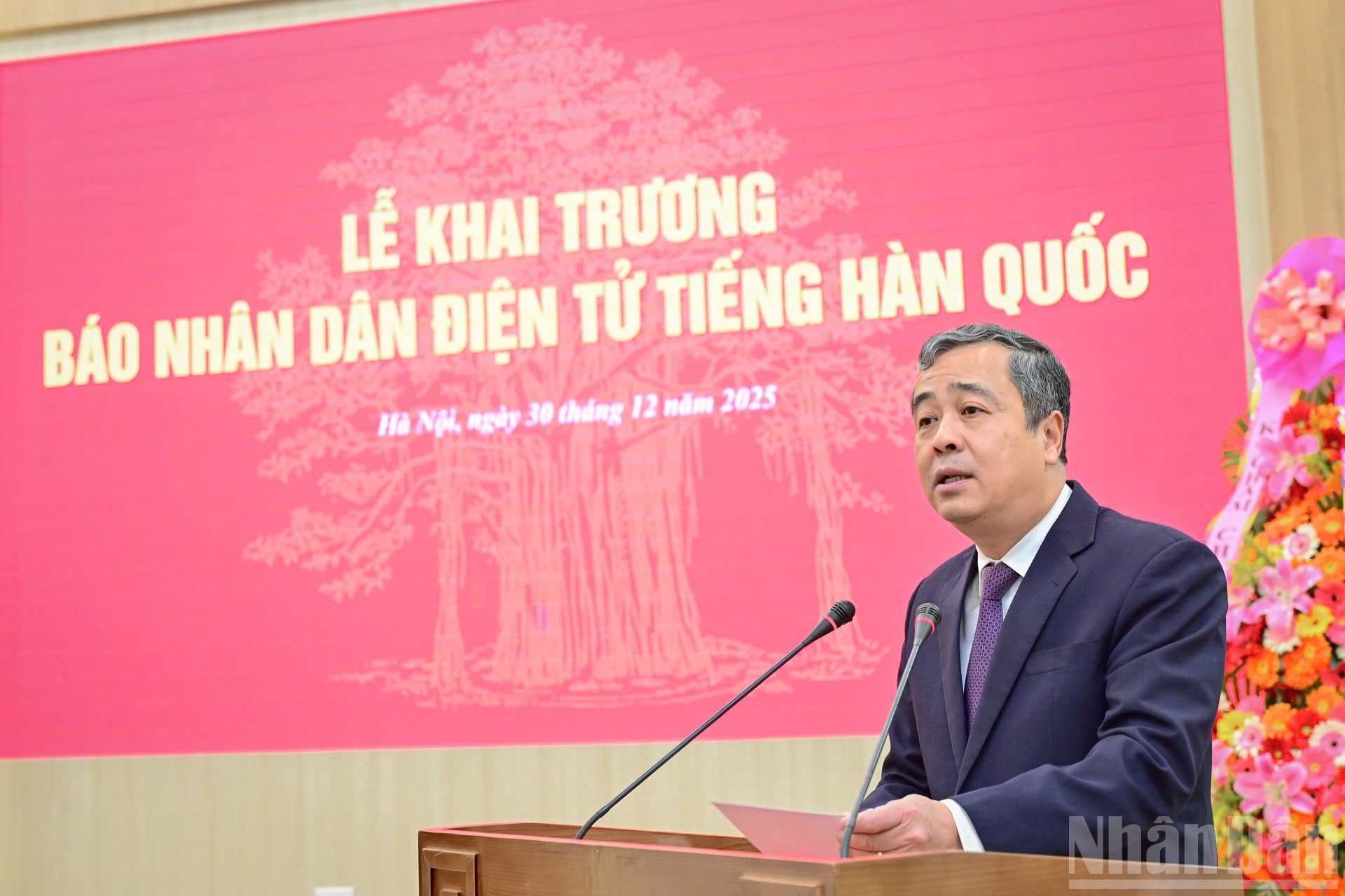 Ngo Dong Hai, miembro del Comité Central del PCV y subjefe de su Comisión de Propaganda y Movilización de Masas, interviene en el acto.