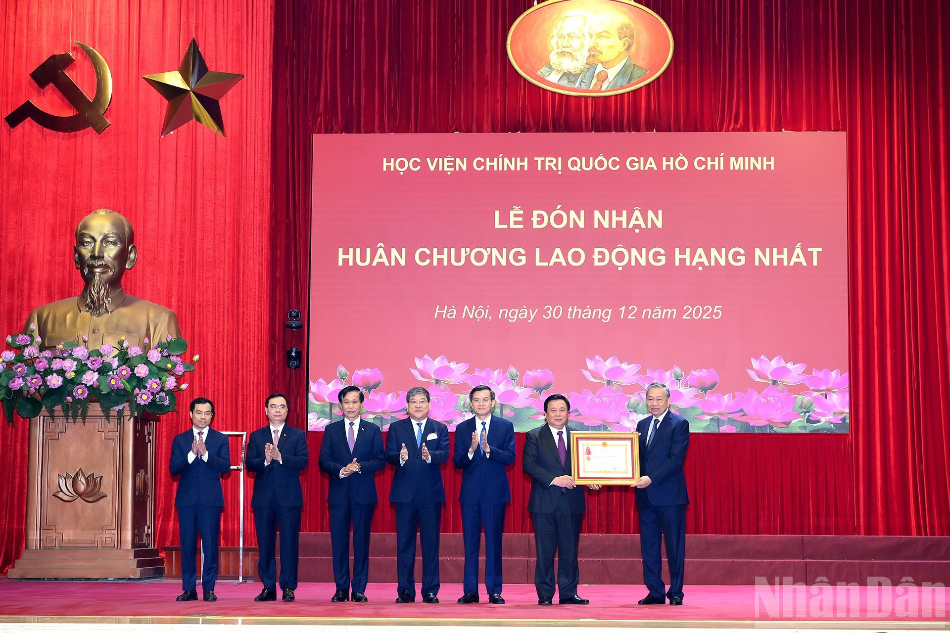 El dirigente partidista entrega la Orden del Trabajo de primera clase a la Academia Nacional de Política Ho Chi Minh.