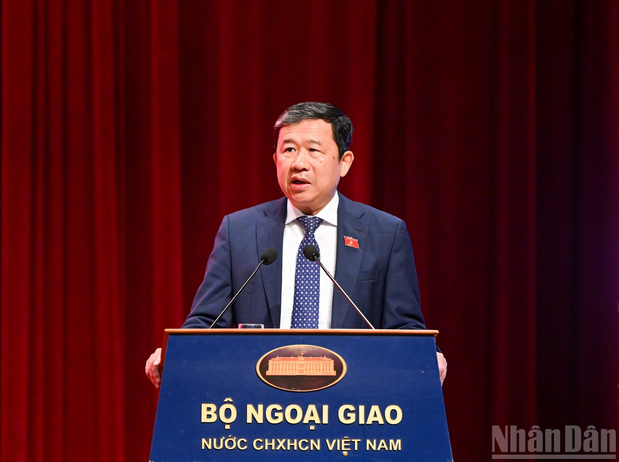 El vicesecretario del Comité del Partido en la Asamblea Nacional Vu Hai Ha expone una ponencia.