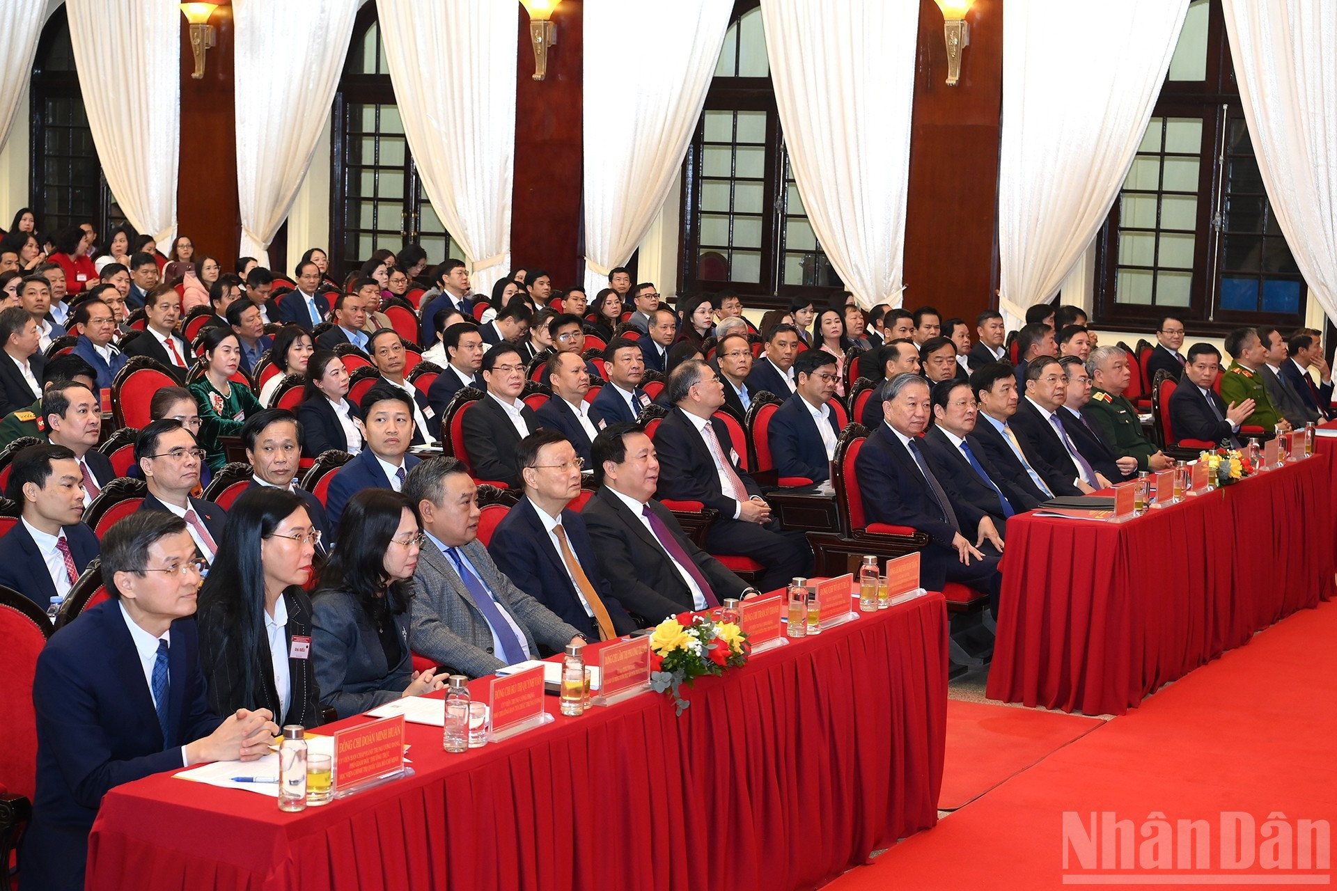 El secretario general del Partido Comunista de Vietnam, To Lam, y delegados al coloquio.