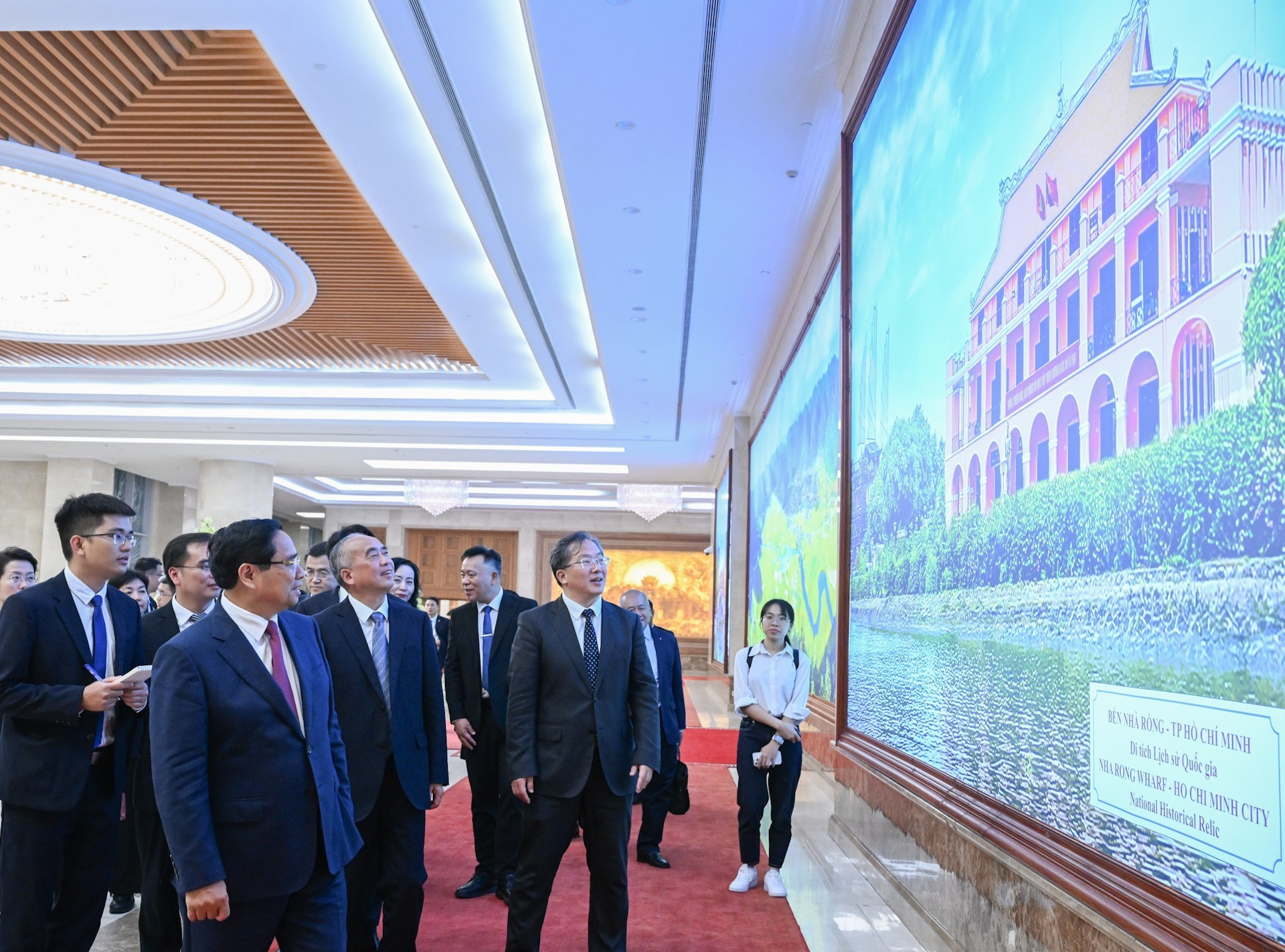 Minh Chinh enseña a los visitantes imágenes sobre Vietnam. Minh Chinh enseña a los visitantes imágenes sobre Vietnam.