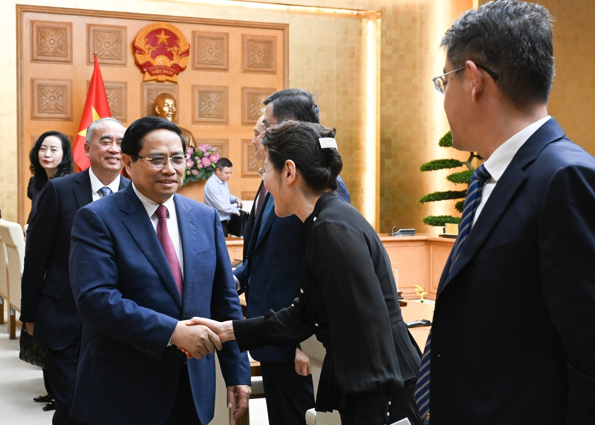 El primer ministro Pham Minh Chinh recibe a miembros de la delegación encabezada por Lin Wu. El primer ministro Pham Minh Chinh recibe a miembros de la delegación encabezada por Lin Wu.