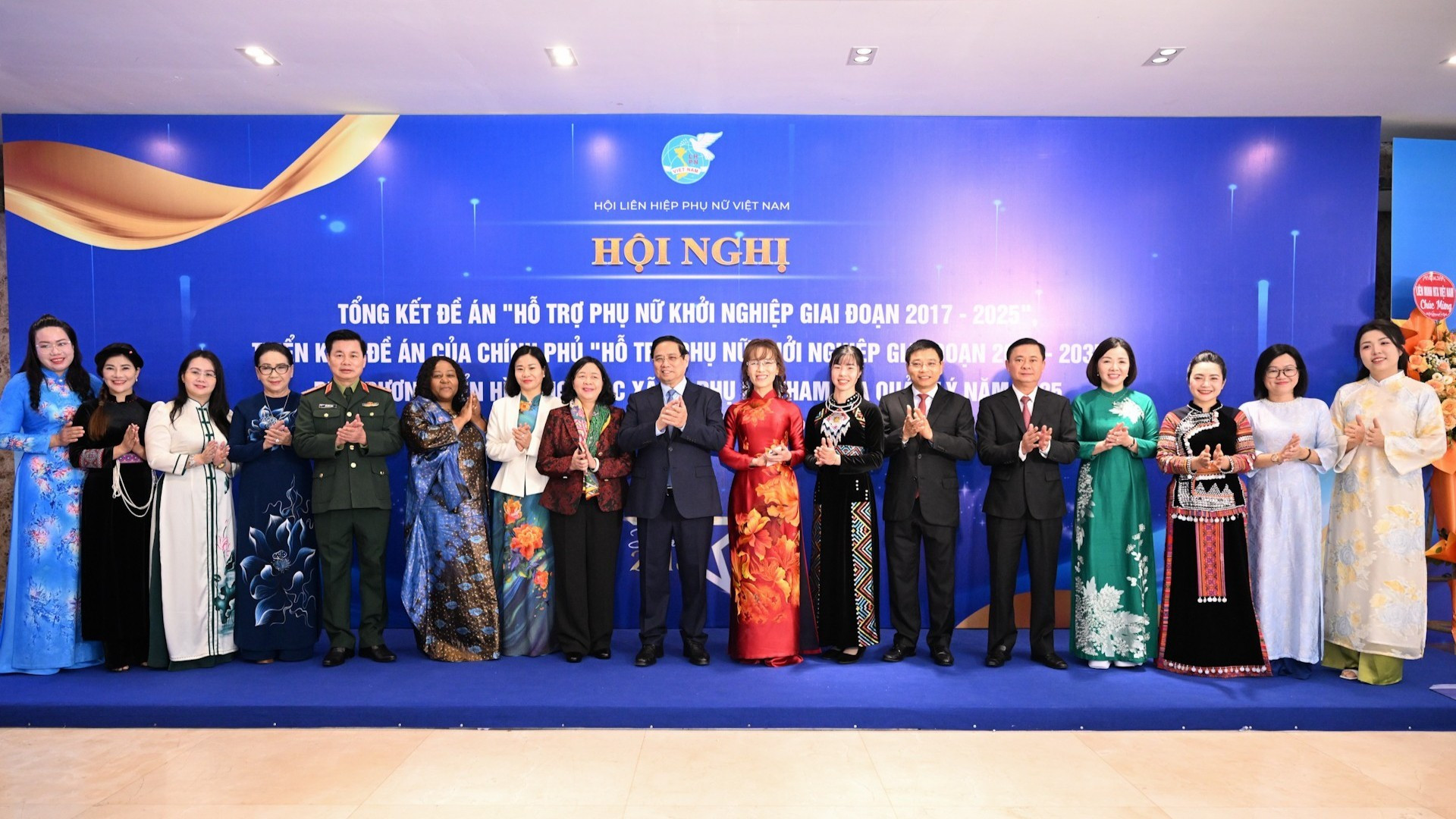 El primer ministro de Vietnam, Pham Minh Chinh, y delegados a la conferencia.