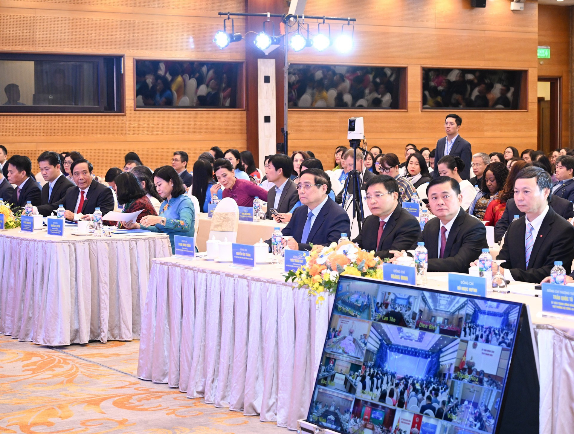 El primer ministro Pham Minh Chinh y delegados a la conferencia.