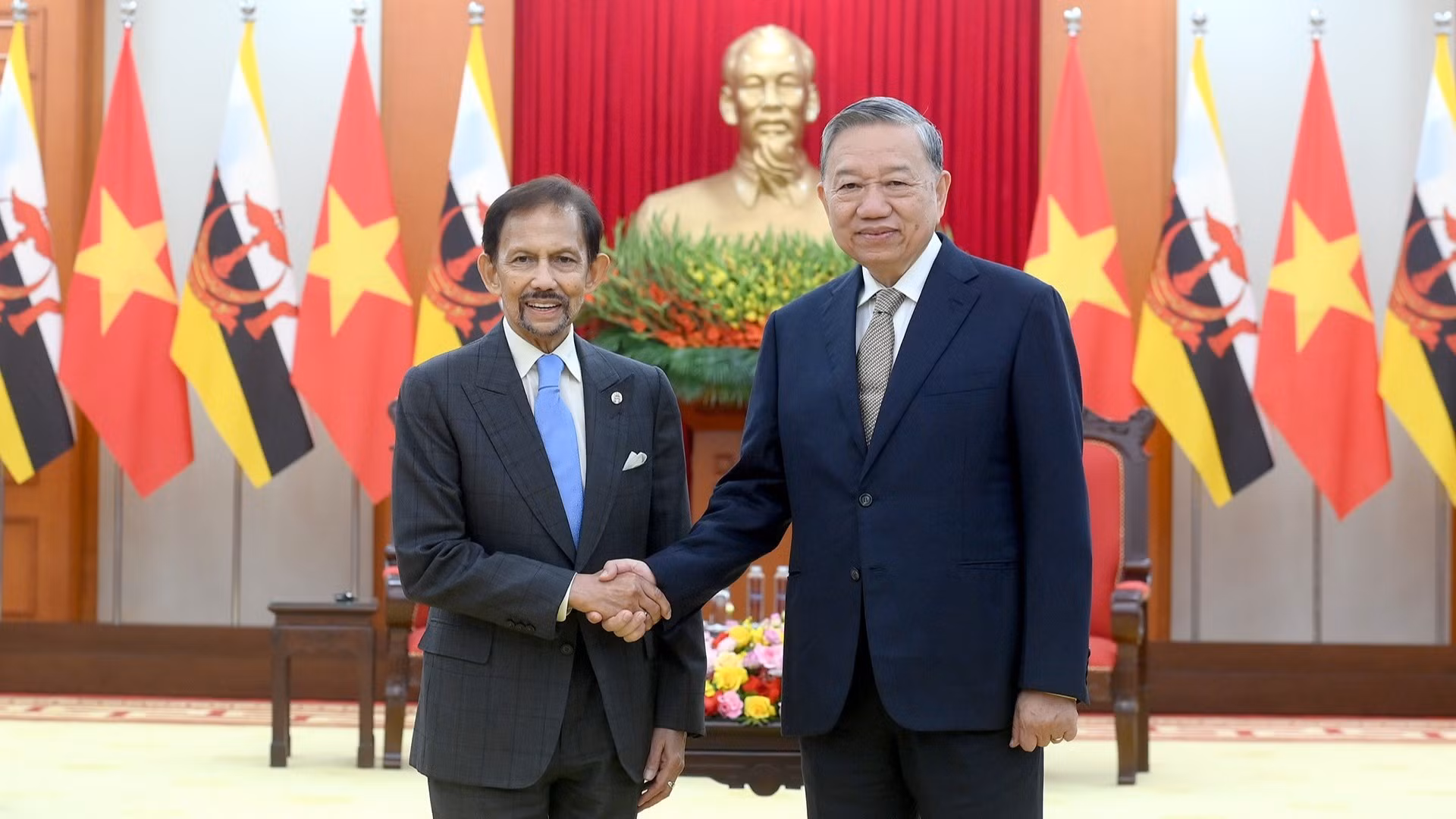El secretario general del Partido Comunista de Vietnam, To Lam (derecha), recibe al sultán de Brunéi, Haji Hassanal Bolkiah.